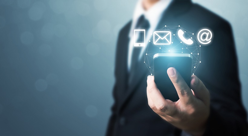 男性スマホ問い合わせ