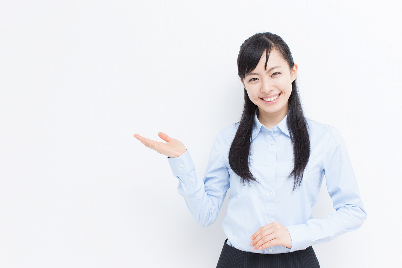案内をする女性